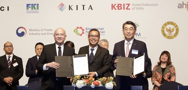 한-인도네시아 산업협력 포럼 IRT의 삽토 아지 누그로호(Sapto Aji Nugroho) CEO(가운데), 피터 위자야(Peter Wijaya) 이사(왼쪽), 두산중공업 윤석원 EPC BG장