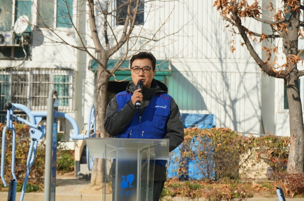 골프존뉴딘그룹(회장 김영찬)은 23일(금) 강남구 수서동 일대에서 '나눔과 배려'의 경영철학을 실천하기 위해 '2018 사랑의 지역사회 봉사활동'을 실시했다.