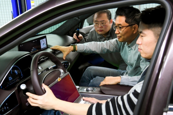현대자동차그룹 연구원들이 ‘커넥티드 카 인공지능 음성인식 기술’을 자동차에서 테스트하고 있다