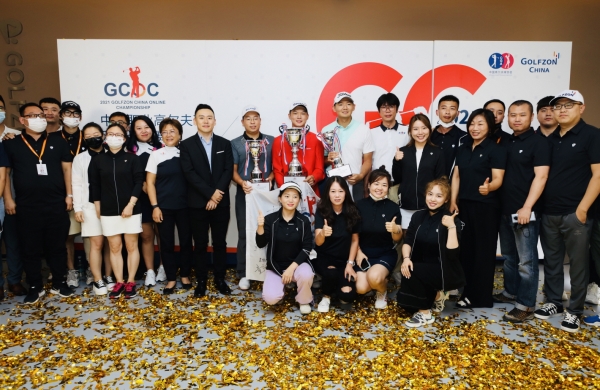 지난 7월 30일(금)부터 8월 1일(일)까지 중국 북경 골프존파크 1호점에서 열린 ‘골프존차이나 온라인 챔피언십’에 참가한 선수들과 대회 관계자들이 단체 기념사진을 촬영하고 있다.