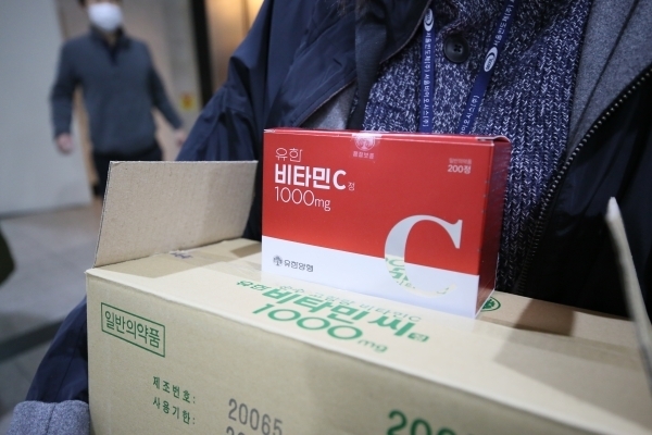 23일 서울반도체(대표이사 이정훈) 직원이 임직원 및 사내 협력사 직원들에게 제공할 ‘비타민C’ 박스를 나르고 있다. 이날 서울반도체는 '코로나19' 사태 장기화로 면역력 챙기기에 직접 나섰다.