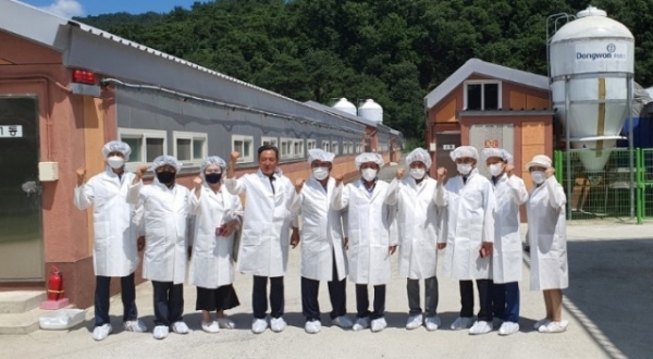 서규용 전 장관 등 관계자들이 경북 고령 해지음 농장을 방문해 ‘ICT 기반 축산 냄새 저감 안개분무 시스템’ 시설을 둘러 보고 있다